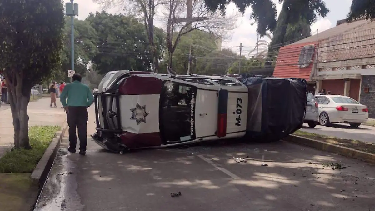 El alcalde electo y la presidenta municipal saliente de Tecomatlán, resultaron heridos tras la volcadura de la patrulla en la que viajaban